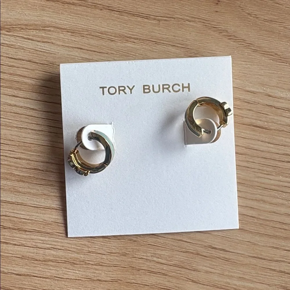 Tory Burch Serif T Huggie Earrings in Tory Gold